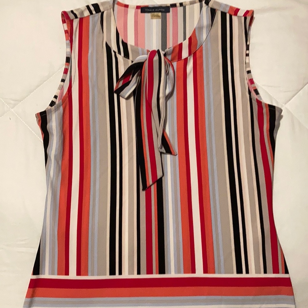 Cute multi colored Tommy Hilfiger blouse!